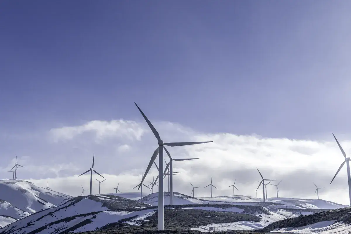 Winterlandschaft mit Windpark &ndash; Symbol f&uuml;r Tiefk&uuml;hllogistik